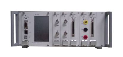 系統(tǒng)主要用于“測控技術(shù)與儀器”和“虛擬儀器技術(shù)”等系列課程的實(shí)驗(yàn)教學(xué)。系統(tǒng)采用機(jī)箱式+板卡式設(shè)計(jì)，可實(shí)現(xiàn)虛擬示波器、虛擬信號發(fā)生器、虛擬頻率計(jì)、虛擬計(jì)數(shù)器、虛擬邏輯分析儀、虛擬任意波形發(fā)生器、虛擬可調(diào)電源和虛擬萬用表等功能。