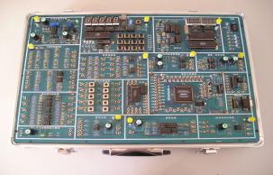 以高等教育出版社的國家重點教材“信號與系統(tǒng)”一書背景，這使實驗內(nèi)容更具教學(xué)性、通用性、與當(dāng)今“信號與系統(tǒng)”課程的教學(xué)大綱結(jié)合緊密。